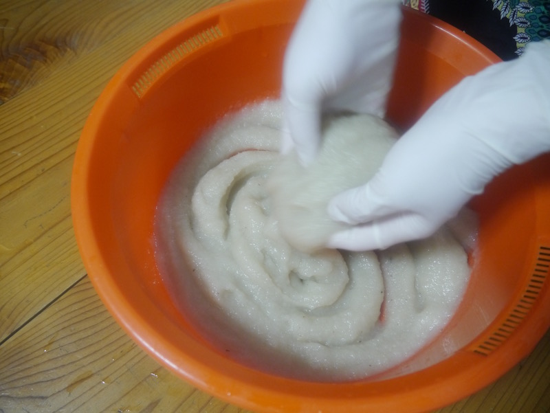 コンニャク芋のペーストと蕎麦殻の灰汁を混ぜているところ。